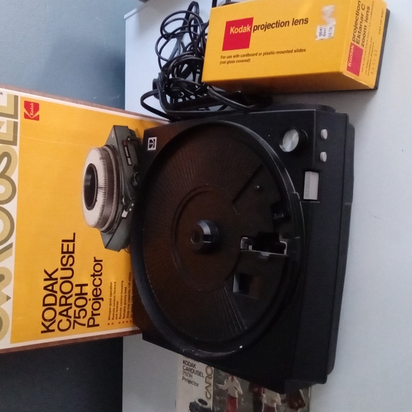 Kodak Carousel 750H Projector with Zoom Lens and Original Box - Picture 2 of 9